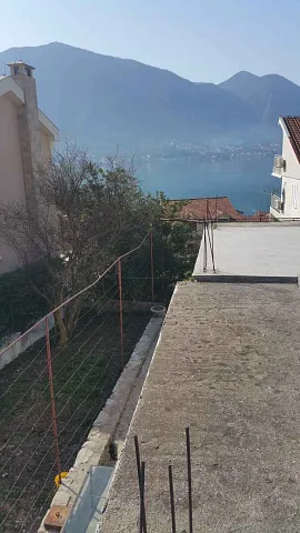 Zum Verkauf steht ein Haus mit großem Grundstück in Dobrota, — photo 26
